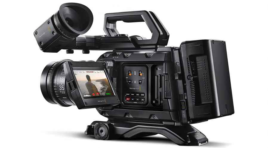 Blackmagic URSA mini Pro G2 à l'épaule avec viseur